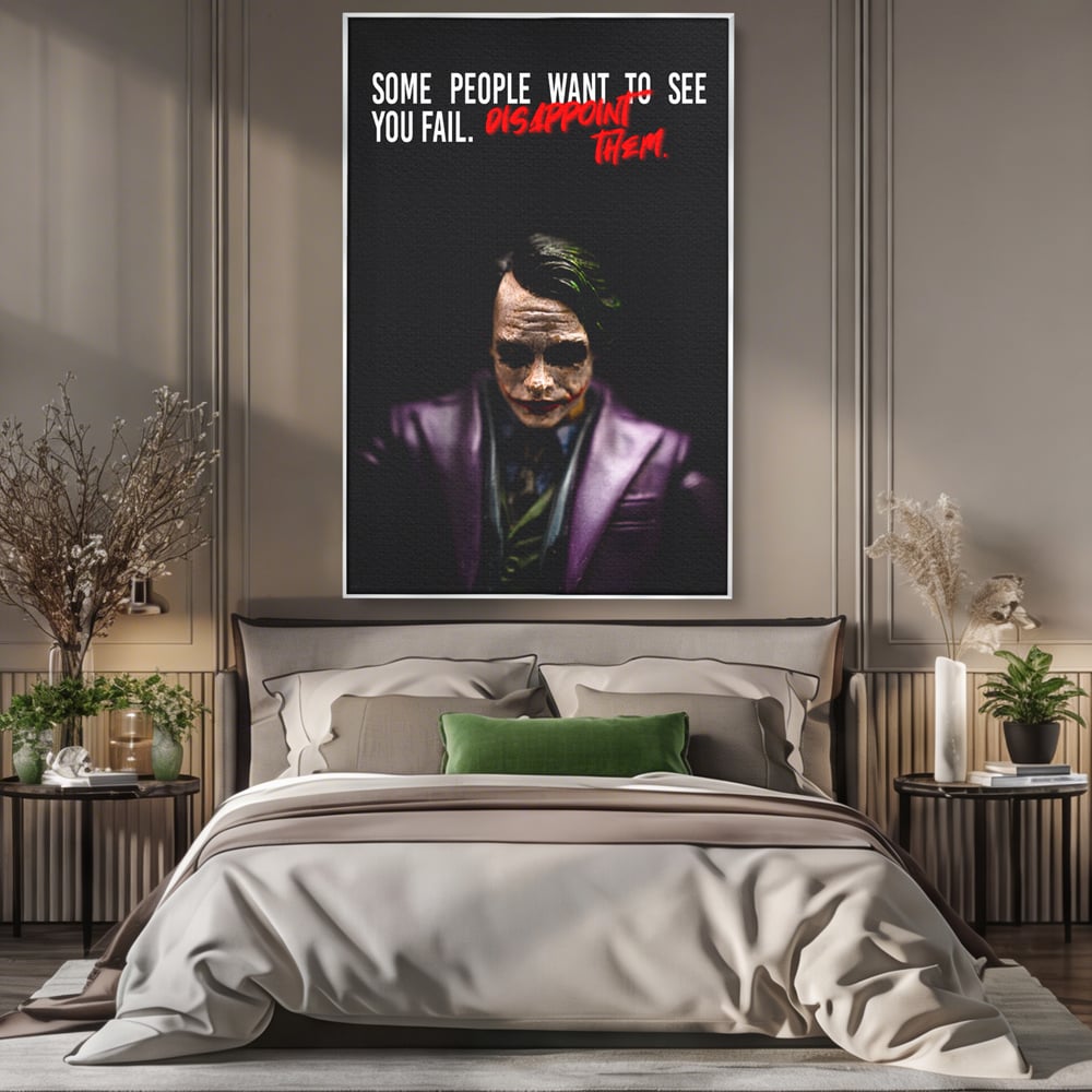 Tablou canvas cu tablou canvas cu joker si mesaj motivational, in rama de aluminiu argintiu, pe perete intr-un dormitor